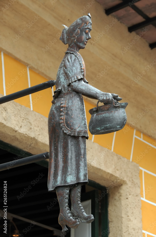 Fototapeta premium Ville de La Havane, enseigne métal, femme au chaudron, Cuba, Caraïbes