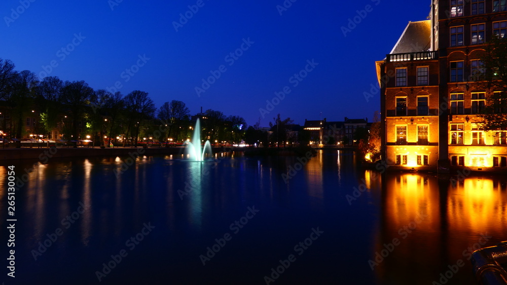 Obraz premium Night view over the Hofvijver lake within the Binnenhof in The Hague, Netherlands