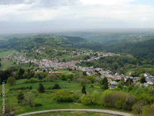 Vue sur le massif des Vosges et le village de Dabo en Moselle. France