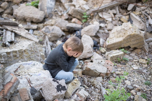 Fototapete boy crying among the ruins