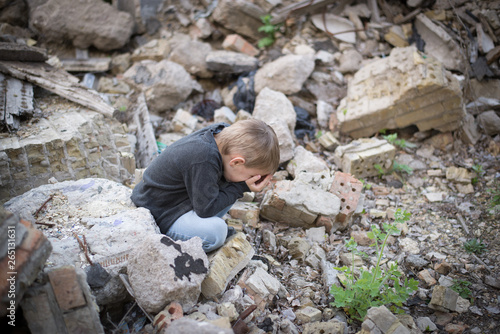 Obraz na plátně boy crying among the ruins