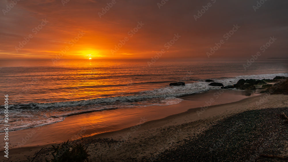 Obraz premium Sunrise with a moody sky over beach