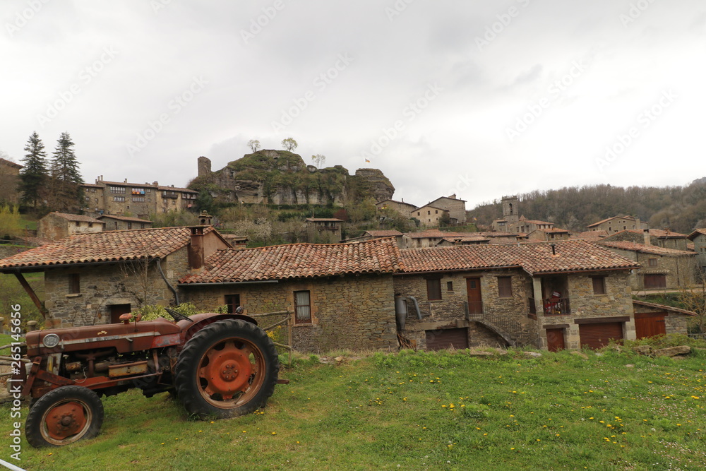 Obraz premium Panoramica del pueblo medieval de Rupit, en Osona, Cataluña