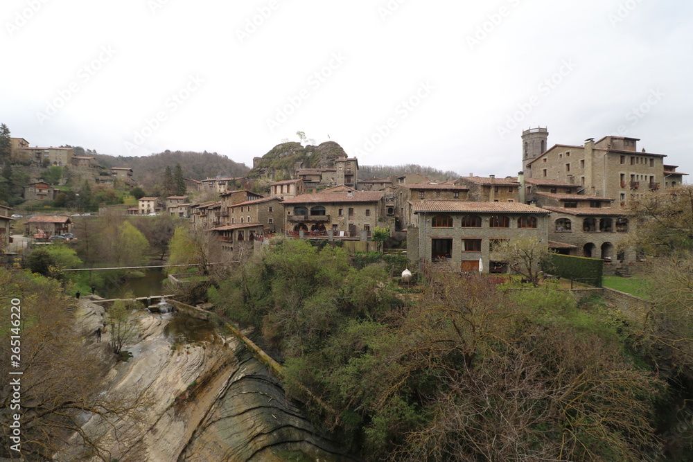 Panoramica del pueblo medieval de Rupit, en Osona, Cataluña
