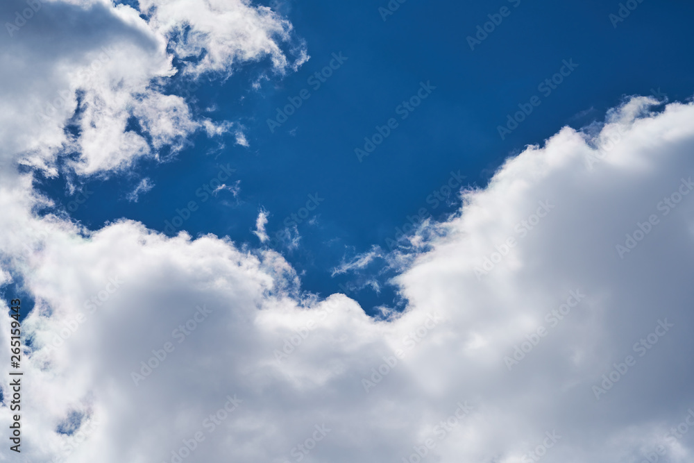 Obraz premium Beautiful sky with fluffy clouds