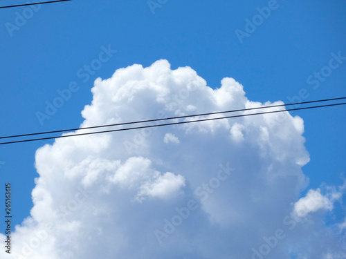 Nubes blancas sobre cielo azul