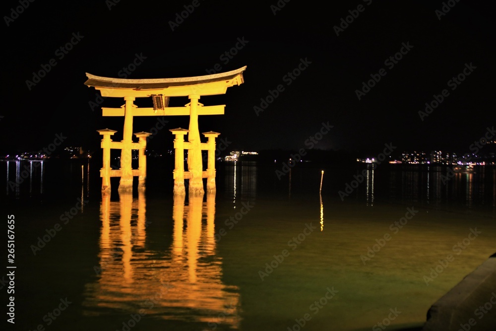 Naklejka premium 厳島神社の鳥居 ライトアップ