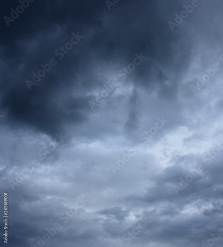 Bedrohliche dunkle Gewitterwolken am Himmel 