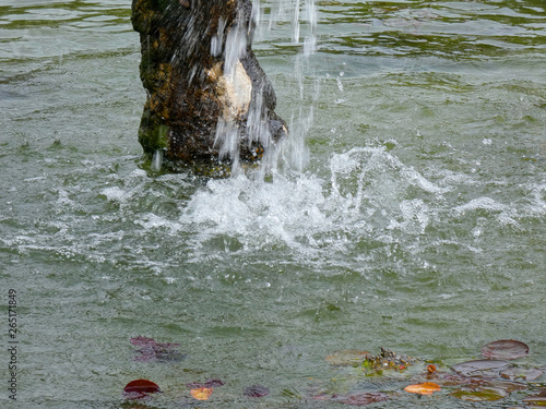 Agua callendo al estanque photo