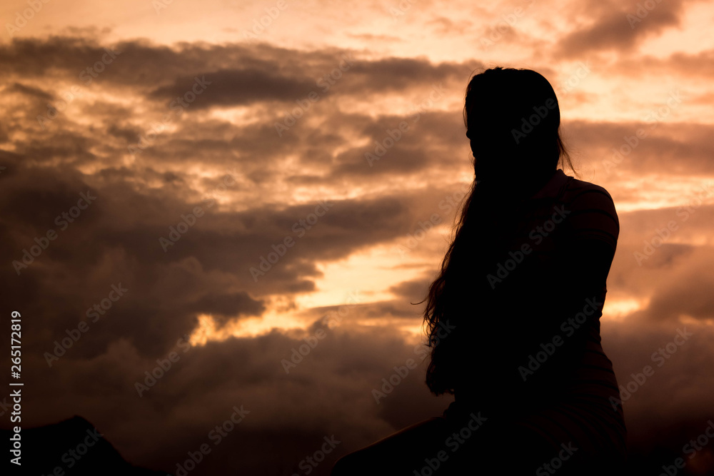  photo of beautiful woman in nature