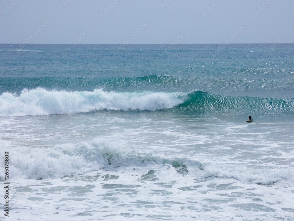 Grandes olas esperando surfistas para que las cabalguen