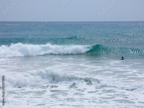 Grandes olas esperando surfistas para que las cabalguen