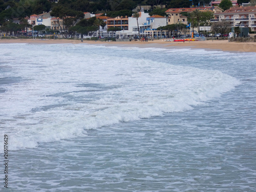 Olas llegando a la playa y dejando una estela de espuma