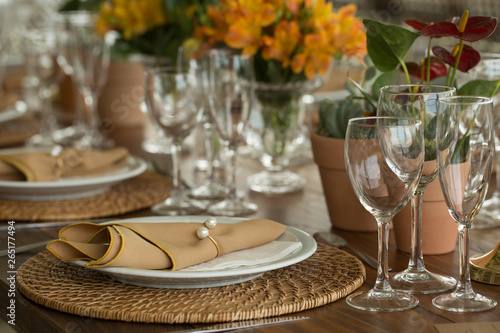 decoration for table, interior decoration, plates, decoration, dinner, food, cutlery, restaurant and Glasses