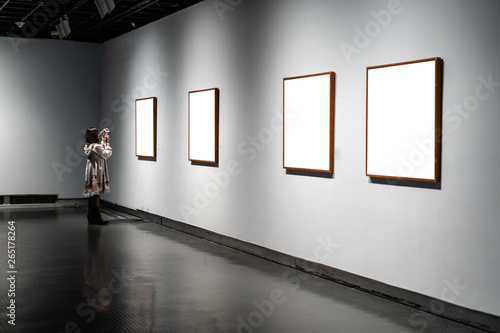 Obraz na płótnie woman in gallery w salonie