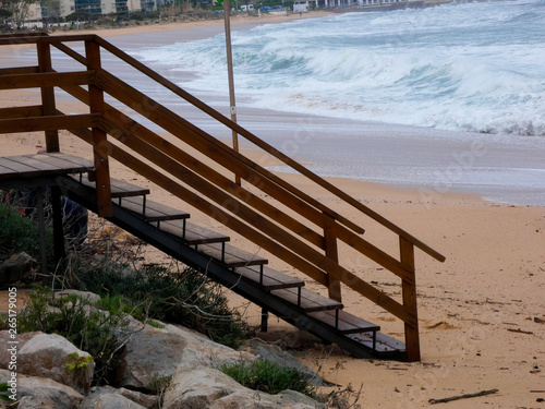 Escalera en la arena de la playa  esperando que el temporal amaine