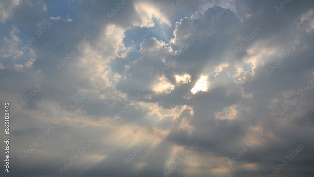 Sonnenstrahlen brechen durch dunkle Wolken am Meer Sonnenstrahlen brechen durch dunkle Wolken am Meer
