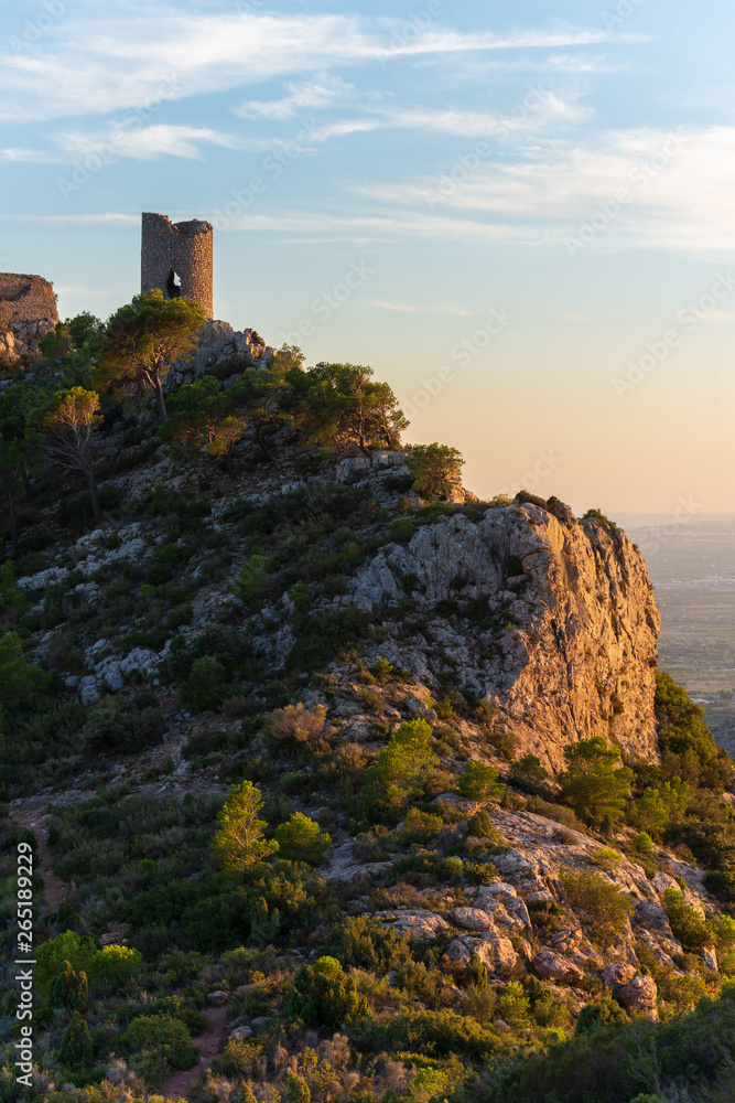 Torre en las ruinas del castillo de Montornés al atardecer. Benicasim. Castellón. Comunidad Valenciana. España