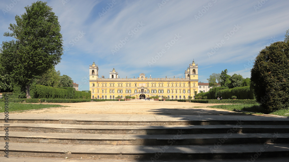 Obraz premium Parco con palazzo storico, Park with historic building