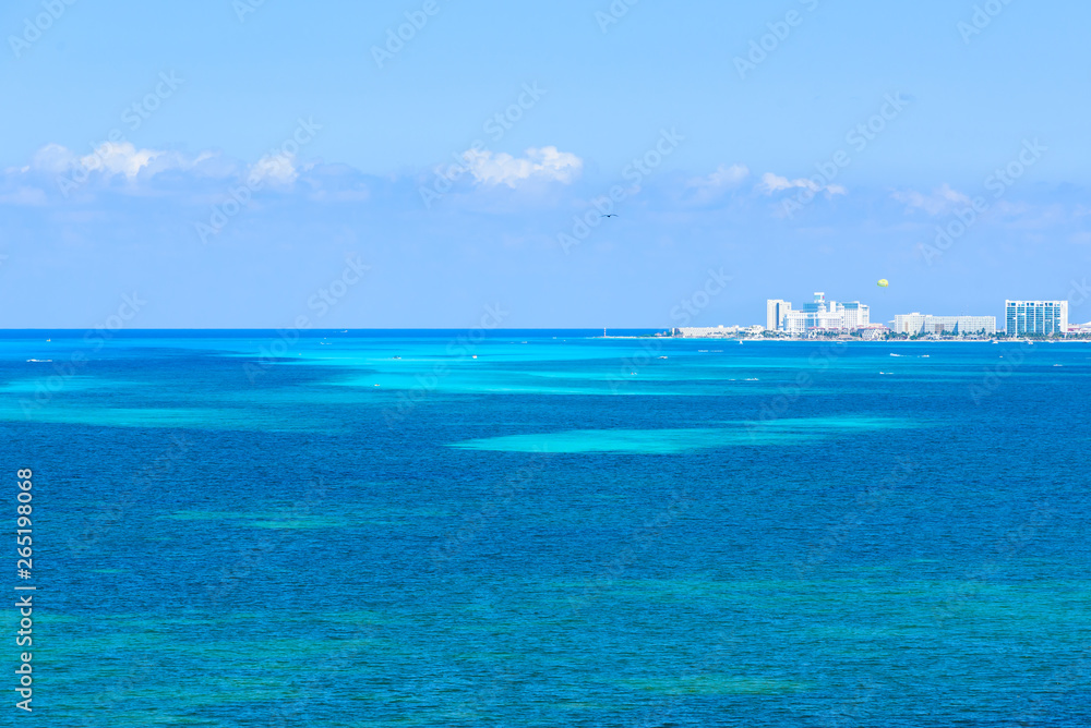 Vista panoramica de toma aérea del mar caribe en Cancun Quintana Roo, Mexico  en un dia soleado y despejado