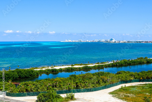Vista del mar caribe en la Riviera Maya con brazo de rio y zona hotelera al fondo, Cancun, Mexico