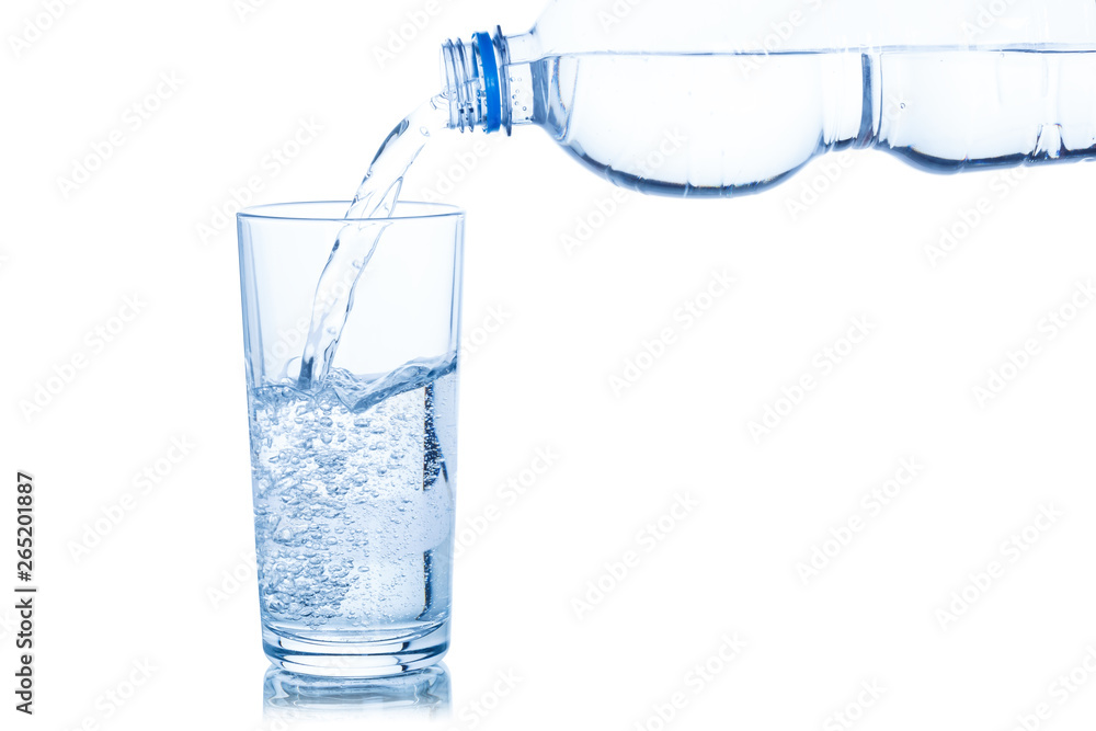 Wasser ins Glas einschenken eingießen Mineralwasser Flasche freigestellt  Freisteller isoliert Stock Photo | Adobe Stock