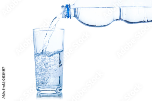 Wasser ins Glas einschenken eingießen Mineralwasser Flasche freigestellt Freisteller isoliert