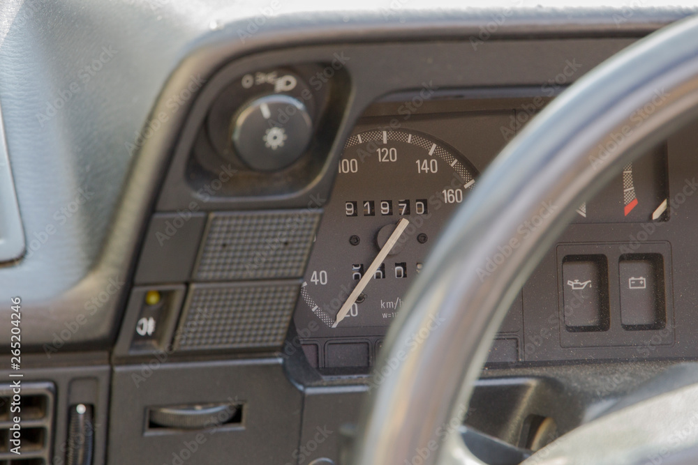 View of the dashboard of a cadet e cabriolet from 1987
