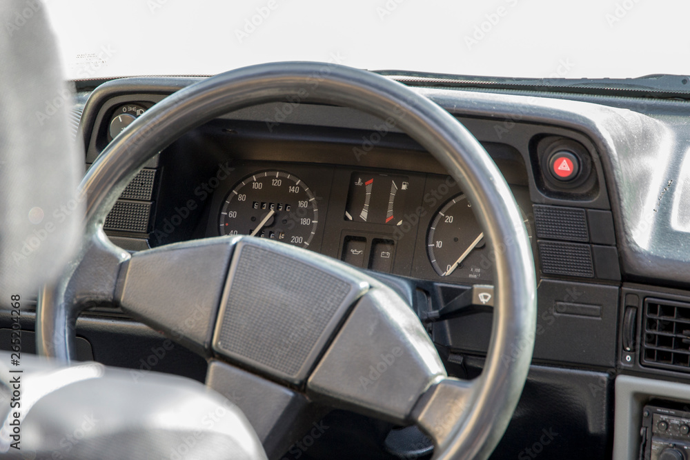 View of the dashboard of a cadet e cabriolet from 1987