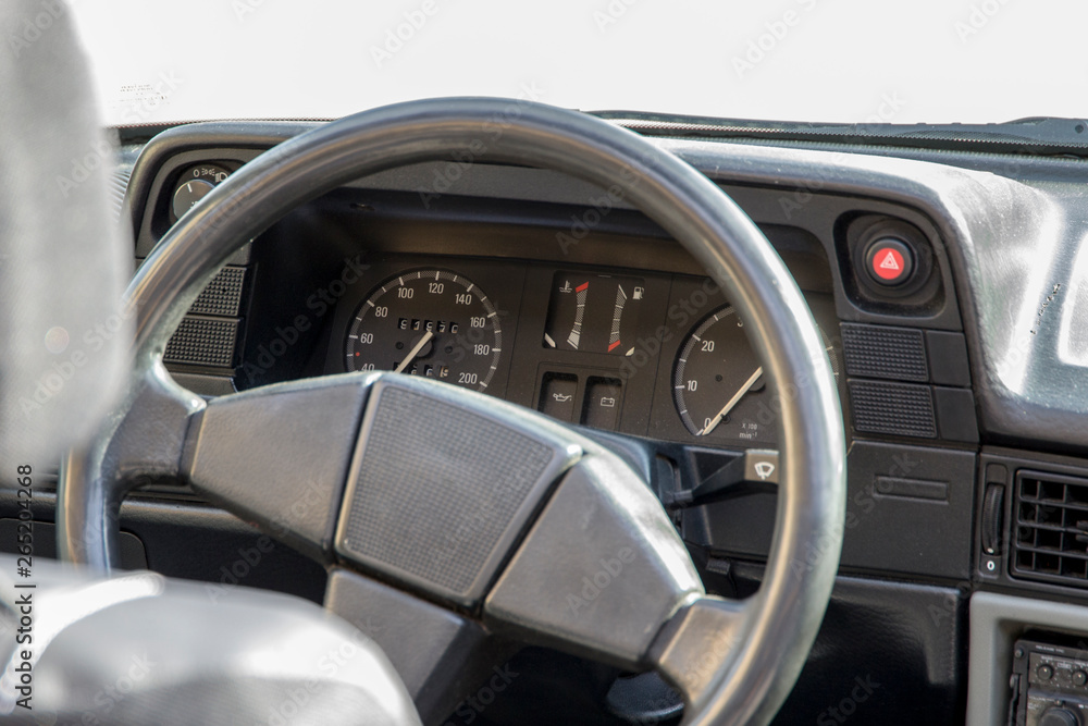 View of the dashboard of a cadet e cabriolet from 1987 View of the dashboard of a cadet e cabriolet from 1987
