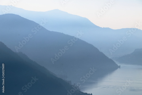 lago ceresio con la foschia