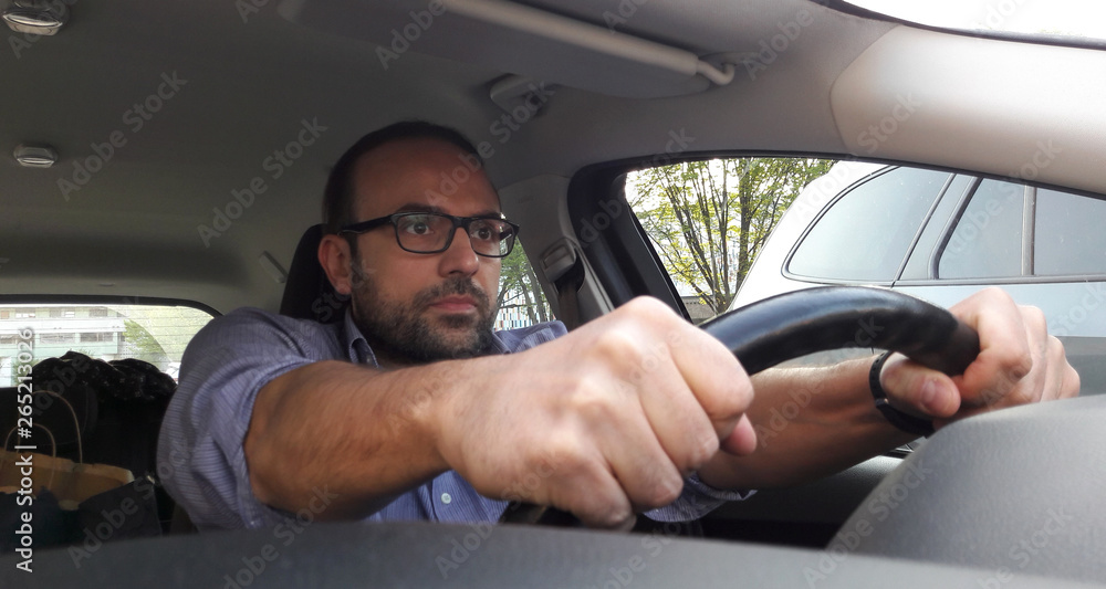 Autista concentrato alla guida dell'auto - viaggiare
