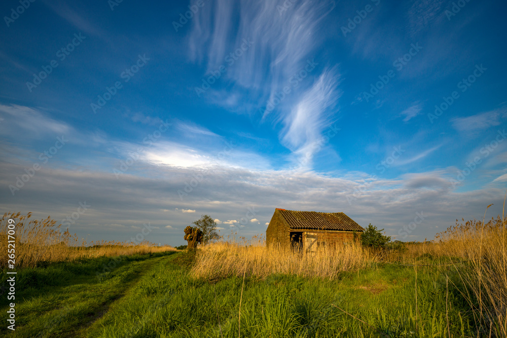 Alte Hütte vor dramatischem Wolkenhimmel Alte Hütte vor dramatischem Wolkenhimmel