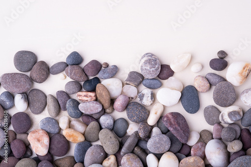 Canvas Print Varied pebbles on white background top view