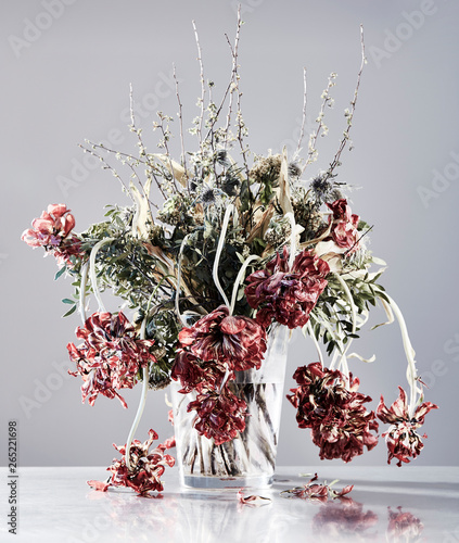 Wallpaper Mural  Vergänglichkeit der Schönheit, verwelkter Tulpenstrauss - reduzierte Farbsättigung Torontodigital.ca