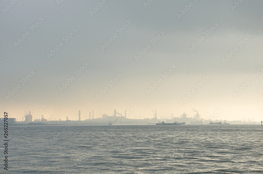 朝靄の東京湾