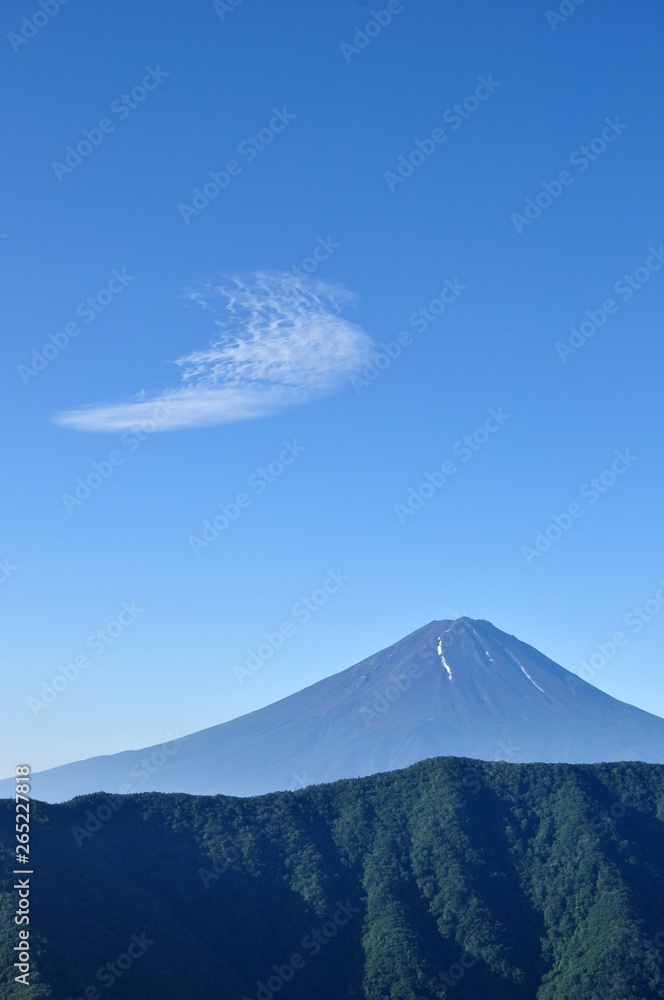 夏富士に青空