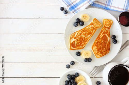 Obraz na plátně Tie shaped pancakes with blueberries and bananas