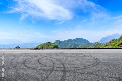 Empty asphalt race track and beautiful natural landscape © ABCDstock
