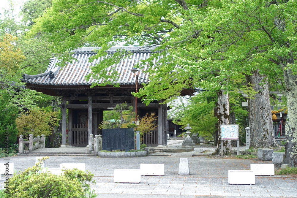 滋賀県長浜市高月町にある向源寺(渡岸寺観音堂) の三門