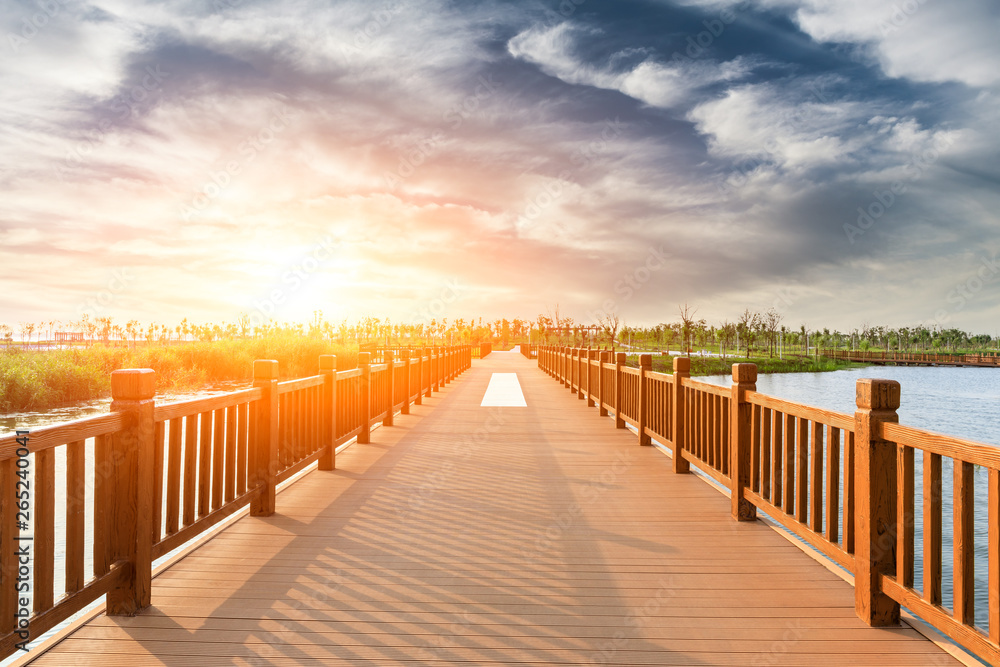 Obraz premium Boardwalk and beautiful clouds in city park
