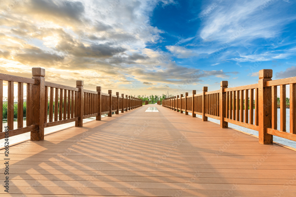 Obraz premium Boardwalk and beautiful clouds in city park