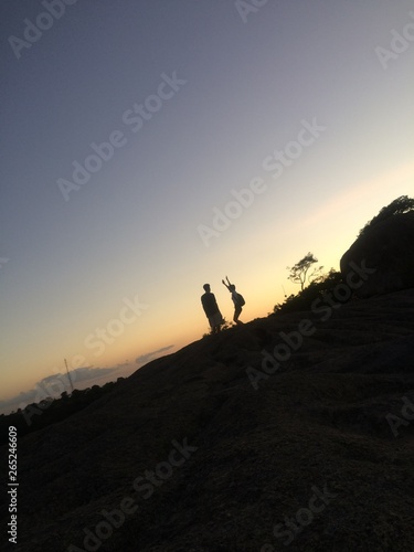silhouette of a man on top of the mountain © Felipe