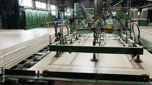 Production of laminated fiberboard. Fibreboard sheets for furniture production