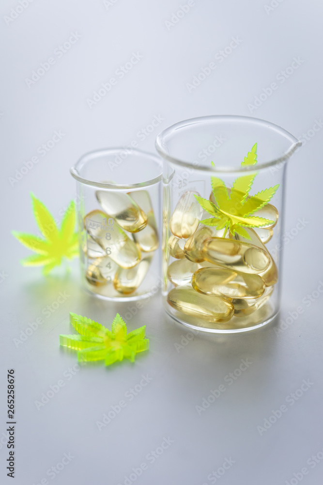 Pillen, Tabletten, Kapseln mit Cannabis Marihuana Hanf und CBD in Labor Becherglas gegen Schmerzen zur Therapie als Medizin Pillen, Tabletten, Kapseln mit Cannabis Marihuana Hanf und CBD in Labor Becherglas gegen Schmerzen zur Therapie als Medizin