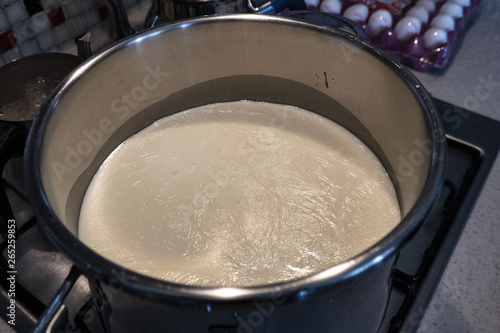 boil fresh milk at home, milk is boiling, home cooked cow milk is best for health