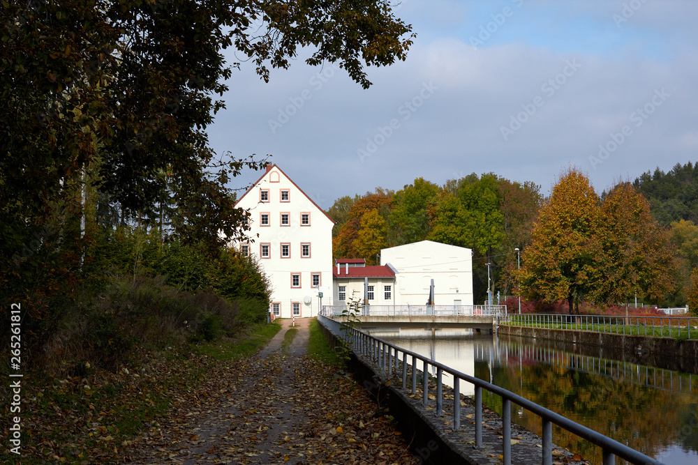 Obraz premium Country house. Residential building in the middle of the forest. House built outside the city. Classic German construction. German house in the village.