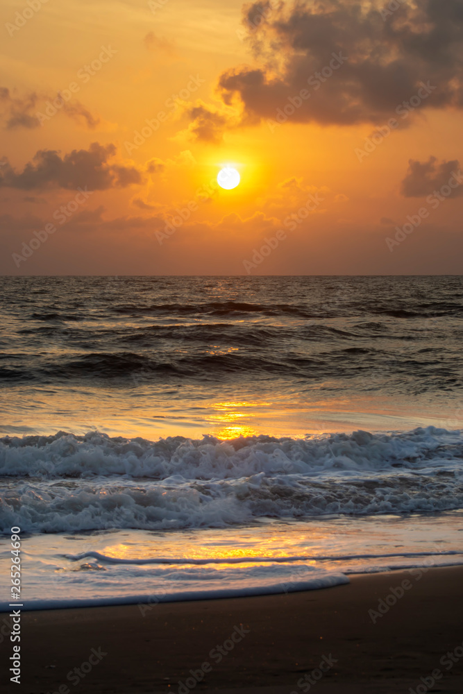 Obraz premium sunrise on the beach with soft wave.