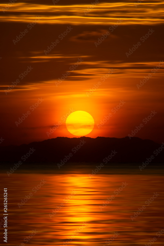 Fototapeta Zachód słońca nad jeziorem na złotej godzinie.