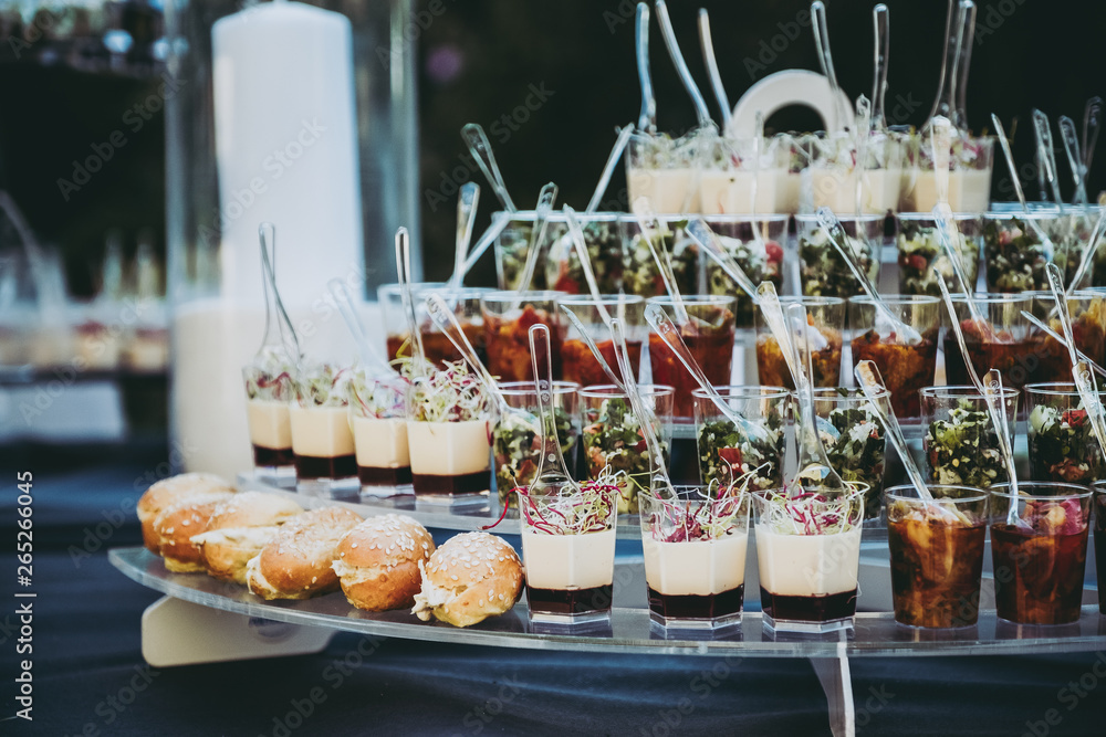 Buffet d'assortiment de verrines, cocktail pour mariage